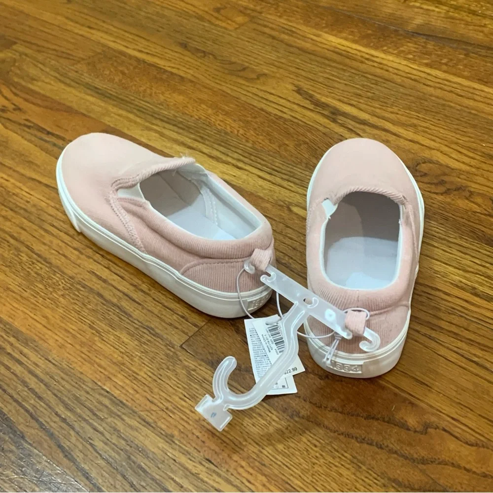 Old Navy Chambray Slip-On Sneaker Shoes NWT Girls Size 4 Smoke Free Home